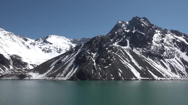 Cile. Paesaggio di neve di montagna e laguna a Santiago. — Video Stock