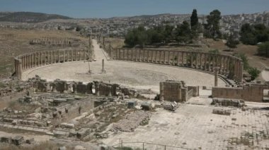 Ürdün - 05.01.2021: Ürdün 'ün Jerash kentinde Roma kalıntıları. Ürdün 'deki sütunlar. Eski bir kasaba. Roma