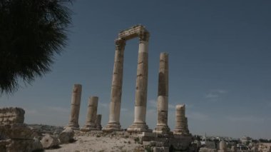 Ürdün - 05.01.2021: Ürdün 'ün Jerash kentinde Roma kalıntıları. Ürdün 'deki sütunlar. Eski bir kasaba. Roma