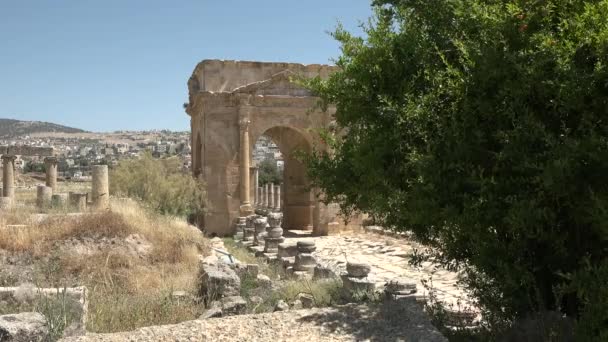 Ιορδανία - 05.01.2021: Ρωμαϊκά ερείπια στην πόλη Jerash της Ιορδανίας. Στήλες στην Ιορδανία. Αρχαία πόλη. Ρωμαϊκή — Αρχείο Βίντεο