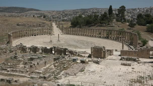 Jordania - 05.01.2021: Ruinas romanas en la ciudad jordana de Jerash. Columnas en el Jordán. Ciudad antigua. Romana — Vídeo de stock