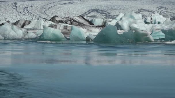 Een gletsjermeer met drijvende ijsbergen in IJsland. — Stockvideo