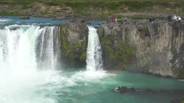 Den vackraste platsen på jorden. Vattenfall på Island. — Stockvideo