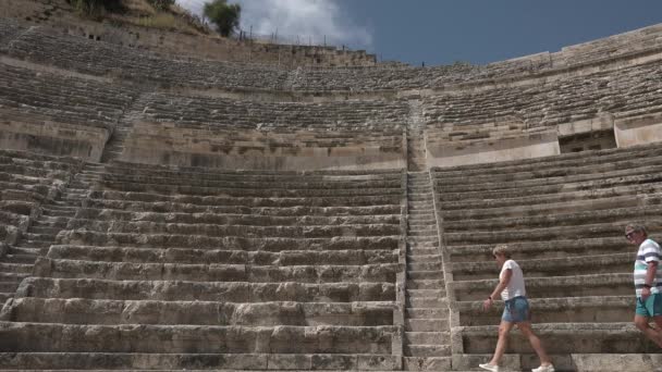 AMMAN, JORDAN - CIRCA 2021: Starożytny teatr rzymski w stolicy Jordanii. Widzowie zajmują miejsca w teatrze.. — Wideo stockowe