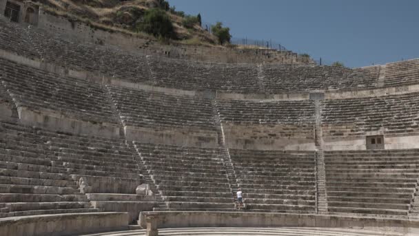 AMMAN, JORDANIE - CIRCA 2021 : Théâtre romain ancien dans la capitale jordanienne. Les spectateurs prennent place dans le théâtre. — Video