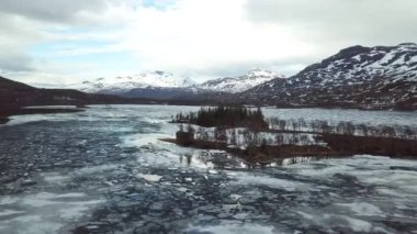 Karlı dağlar Norveç adaları. Lofoten Adası 'nın nefes kesici manzarası. Bir hava manzarası.
