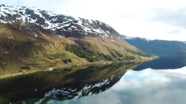 Karlı dağlar Norveç adaları. Lofoten Adası 'nın nefes kesici manzarası. Bir hava manzarası.