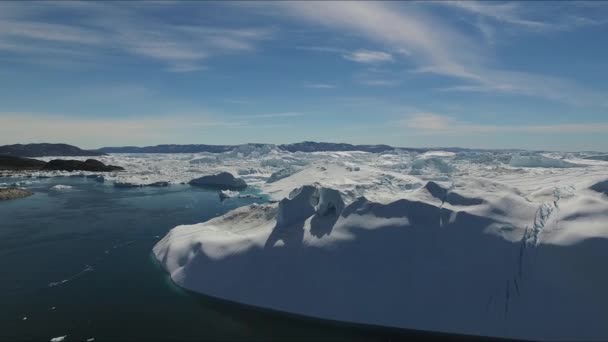 Антарктида. Крижаний айсберг і сніжна берегова лінія в океані. Дивовижна прекрасна пустеля і краєвид. — стокове відео