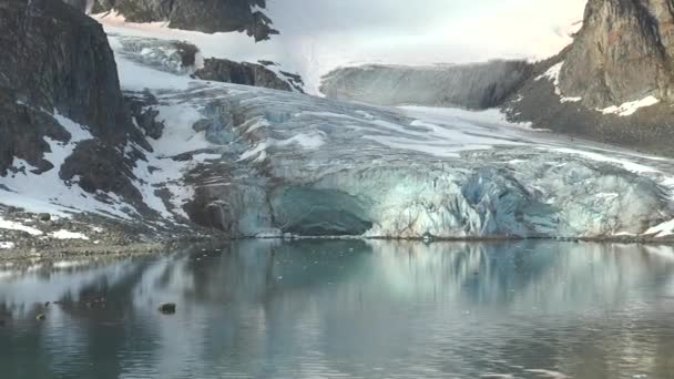 Ανταρκτική. Παγόβουνο παγετώνα και ακτογραμμή του χιονιού στον ωκεανό. Εκπληκτική μοναδική, όμορφη φύση και τοπίο άγριας φύσης. — Αρχείο Βίντεο