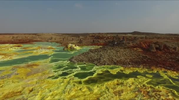 지구의 신비. 다 나킬 사막의 환상적 인 그림입니다. 유황샘은 땅의 다채롭고 아름다운 풍경을 연출 한다 — 비디오