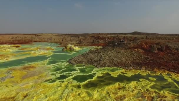 Wonderen van planeet Aarde. Fantastische verven van de Danakil woestijn. De zwavelbronnen creëren het onaards kleurrijke en prachtige landschap — Stockvideo