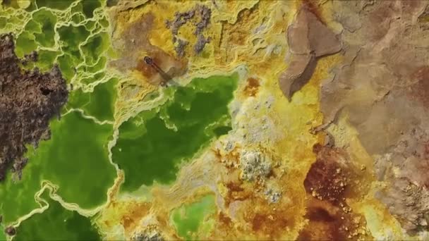 Maravillas del planeta Tierra. Fantásticas pinturas del desierto de Danakil. Los manantiales de azufre crean el paisaje sobrenatural colorido y hermoso — Vídeo de stock