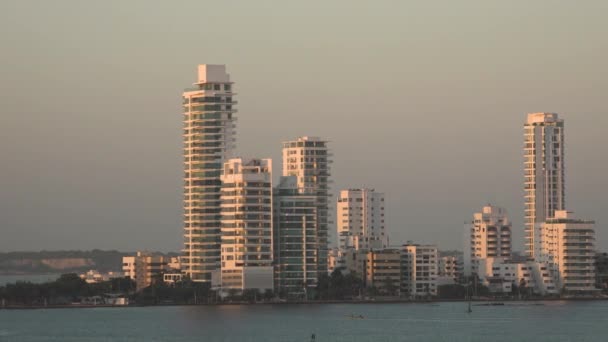 Şehir manzarası. Bir yolcu gemisinden modern evlerin görüntüsü — Stok video