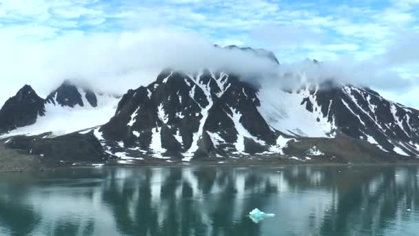 Crociera. Viaggio in crociera verso nord. Panorama nordico. Riflettendo la superficie dell'acqua di mare. Rallentatore nel fiordo norvegese tra alte montagne. — Video Stock