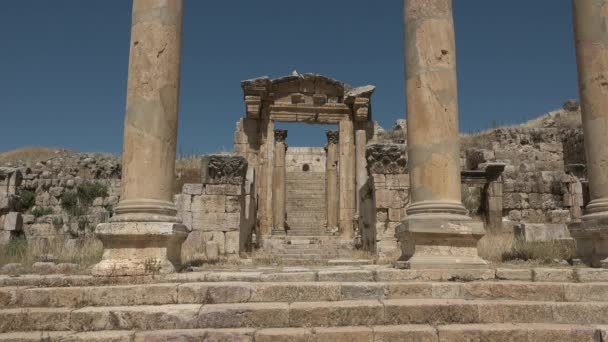 Kolumny starożytnego rzymskiego miasta. Jordanii. Dżerasz. — Wideo stockowe