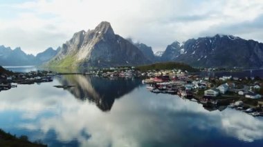 Norveç. Fiyort kıyısında kulübeleri olan pitoresk bir köy..