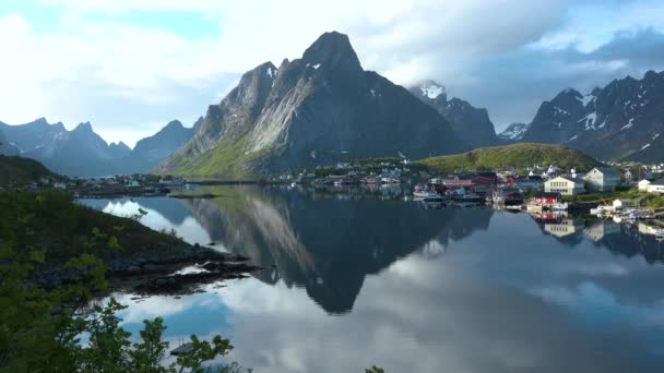 Noruega. Un pintoresco pueblo con cabañas en la orilla del fiordo. — Vídeo de stock