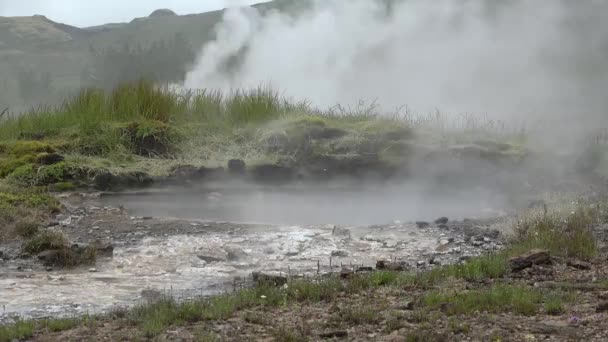 Musím vidět Místa na světě. Kouř nad vodou. Geotermální pole na Islandu. — Stock video