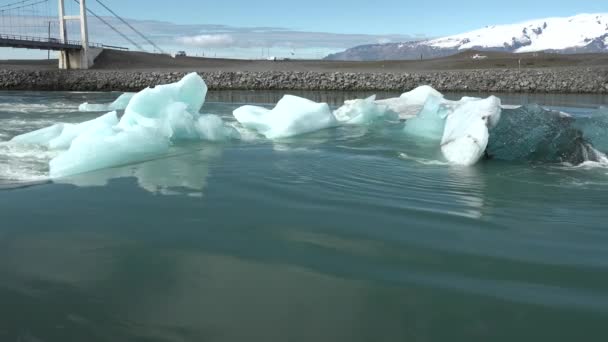 Глобальное потепление приводит к таянию ледников и образованию ледниковых озер с плавающими в них айсбергами. — стоковое видео