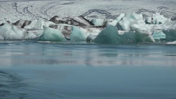 El calentamiento global conduce al derretimiento de los glaciares y la formación de lagos glaciares con icebergs flotando en ellos. — Vídeos de Stock