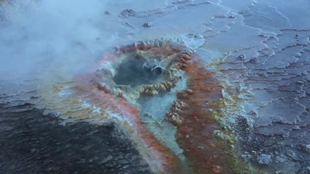 Géiseres hirviendo con vapor subiendo al cielo en Islandia. — Vídeo de stock