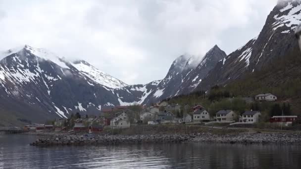 Crociera lungo la riva del fiordo norvegese — Video Stock