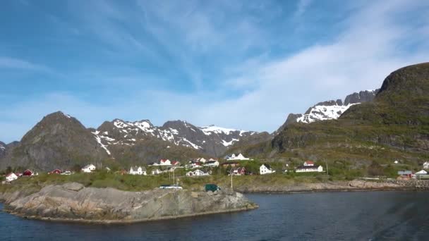 Crociera lungo la riva del fiordo norvegese. — Video Stock