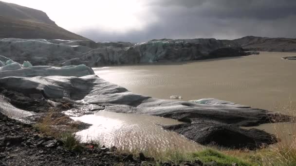 Globální oteplování. Tající ledovec na Islandu. Ledovcové jezero. — Stock video