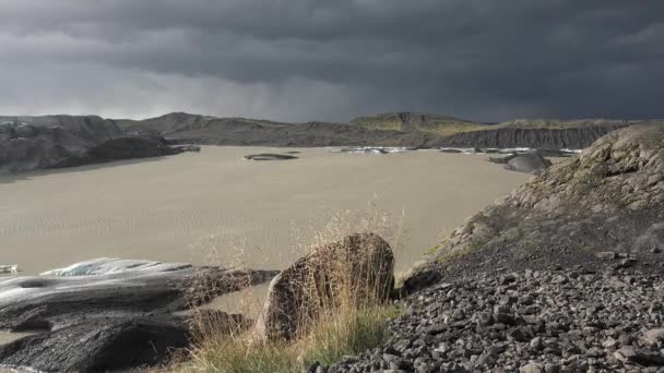 Opwarming van de aarde. Smeltende gletsjer in IJsland. IJsmeer. — Stockvideo