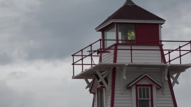 Красивый деревянный маяк. — стоковое видео