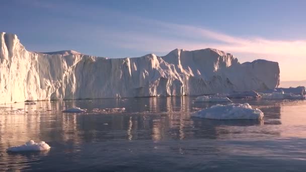 Navegando por el acantilado de hielo de un glaciar que llega al mar. Icebergs — Vídeos de Stock