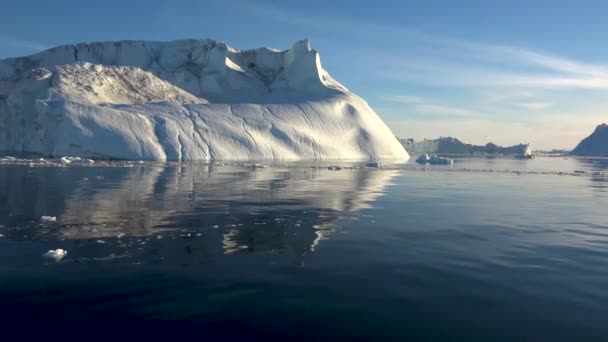 Egy gleccser jégszirten hajózik, ami eléri a tengert. Jéghegyek — Stock videók