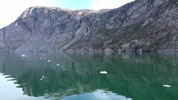 Polární krajina v Grónsku. Plavba mezi ledovci. — Stock video