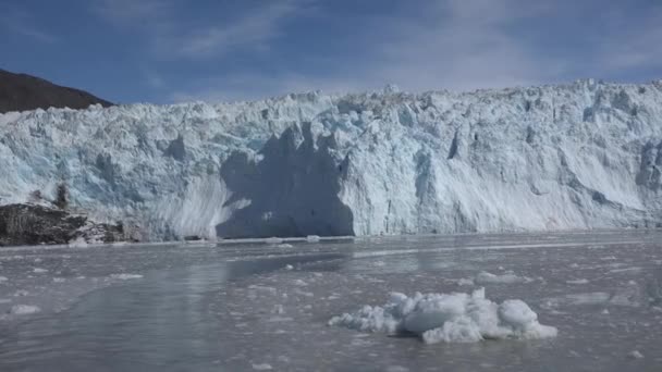 Paisagem polar na Gronelândia. Cruzeiro entre icebergs. — Vídeo de Stock