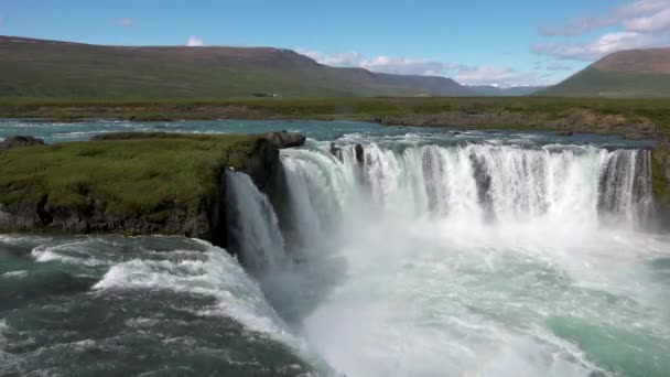 Ett pittoreskt vattenfall på Island. Idyllisk utsikt över vackra Godafoss vattenfall. Det är ett spektakulärt isländskt vattenfall i norr — Stockvideo