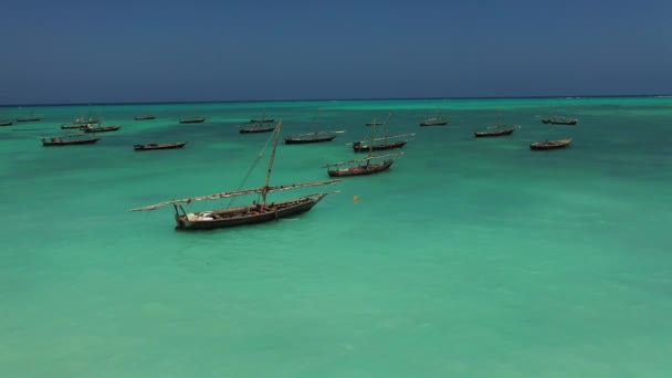 Halászhajók Afrika partjainál az Indiai-óceánon — Stock videók