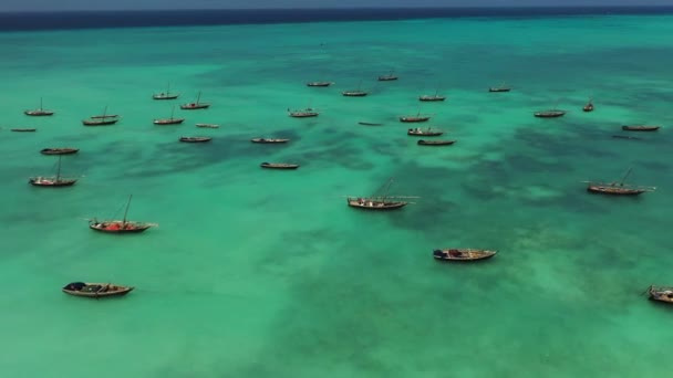 Vissersboten voor de kust van Afrika in de Indische Oceaan — Stockvideo