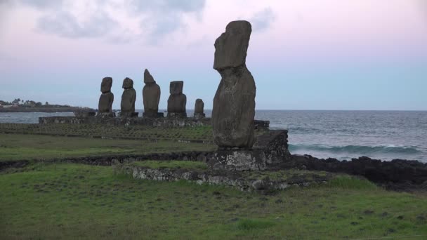 Fantastiska platser på planeten Jorden. Forntida och mystisk skulptur på Påskön, Chile. — Stockvideo