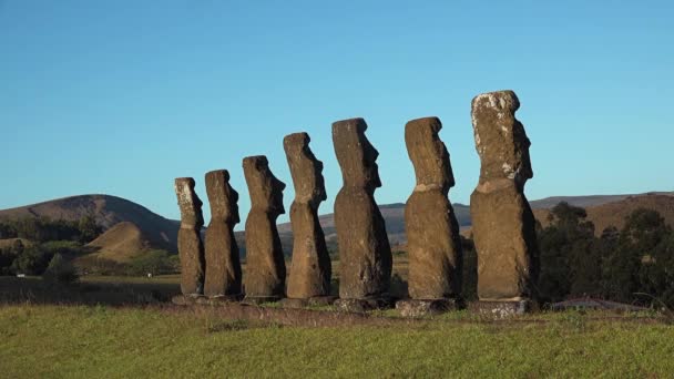 Des endroits incroyables de la planète Terre. Sculpture ancienne et mystérieuse à l'île de Pâques, Chili. — Video