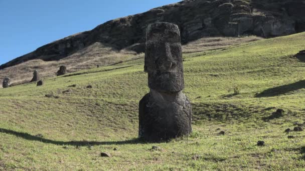 Lugares asombrosos del planeta Tierra. Escultura Antigua y Misteriosa en Isla de Pascua, Chile. — Vídeo de stock