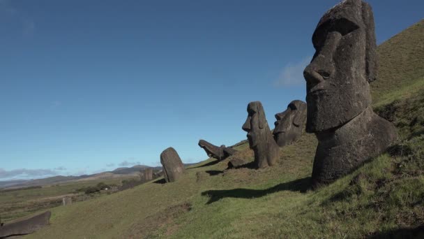 Lugares incríveis do planeta Terra. Escultura antiga e misteriosa na Ilha de Páscoa, Chile. — Vídeo de Stock