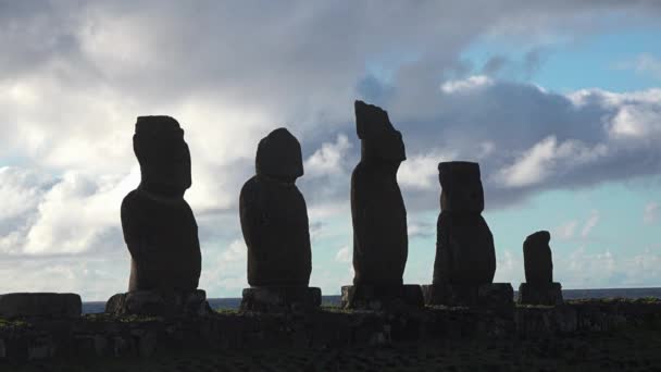 Antike und geheimnisvolle Skulptur auf der Osterinsel, Chile. — Stockvideo