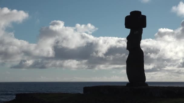 Forntida och mystisk skulptur på Påskön, Chile. — Stockvideo