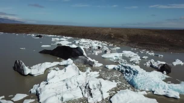 Islandia. Góry lodowe w jeziorze lodowcowym. — Wideo stockowe