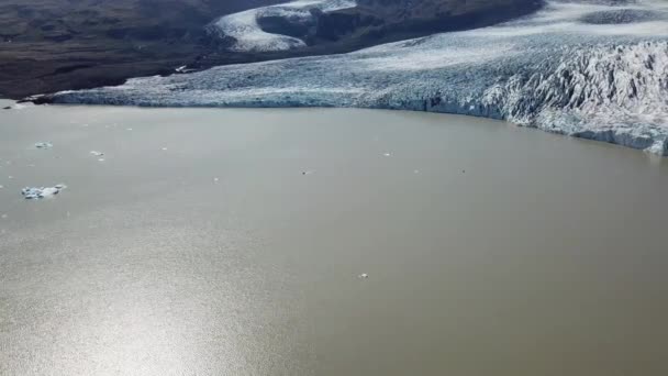Islandia. Góry lodowe w jeziorze lodowcowym. Lot dronem powietrznym nad laguną lodowcową. — Wideo stockowe