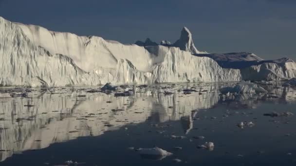 地球温暖化と気候変動-グリーンランドのイルリサット氷河の融解による巨大な氷山。北極の自然景観が有名 — ストック動画