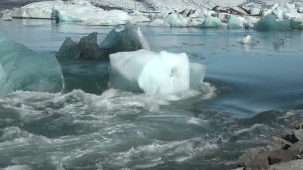 조 쿨 사 론의 빙하호에 있는 빙산이었습니다. 아이슬란드. — 비디오