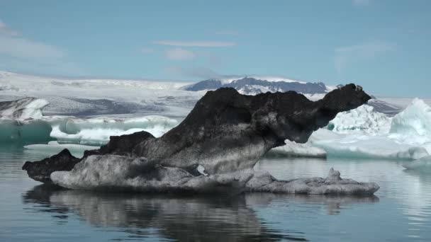 Ledovce v ledovém jezeře Jokulsarlonu. Island. — Stock video