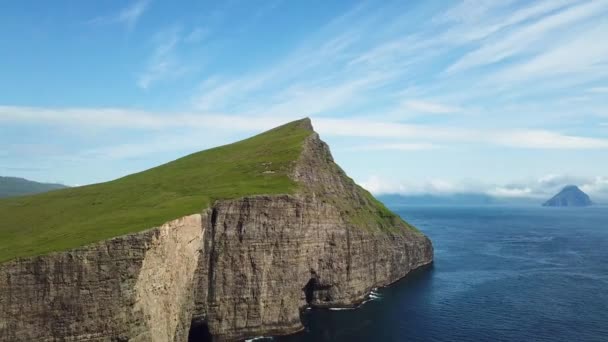 Fantastisch mooie rotsen van de Faeröer eilanden in de Atlantische Oceaan. — Stockvideo