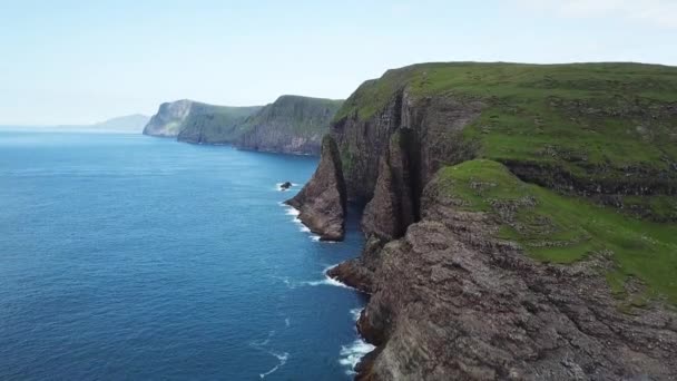 Fantastisch mooie rotsen van de Faeröer eilanden in de Atlantische Oceaan. — Stockvideo